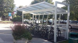 064 nadstresnica za kolesarje manjsa